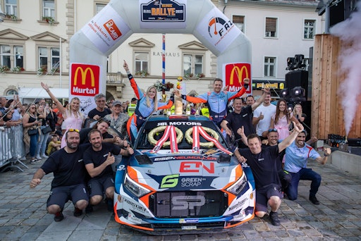  vrnl: Simon Wagner und Hanna Ostlender mit dem Hyundai i20 N
Rallye bei der Siegerehrung