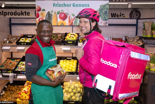 Vorschau Bild von Penny und foodora Mitarbeiter:innen