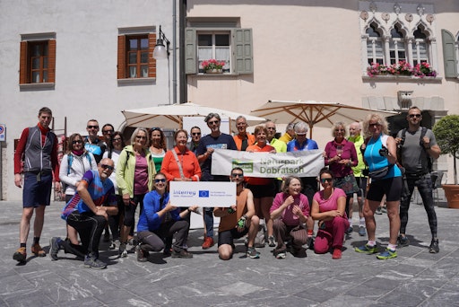  Das INDIALPS-Projektteam und Unterstützer:innen auf der
länderübergreifenden Radtour im Zeichen des Friedens: Erste Reihe /
Zweite von links: Ines Schäfer – Projektkoordinatorin INDIALPS –
Innovative und nachhaltige Tourismusentwicklung in der
Alpen-Adria-Region für den Naturpark Dobratsch. Erste Reihe /
Dritter von links: Nicola Ceschia – Projektkoordinatorin INDIALPS –
Innovative und nachhaltige Tourismusentwicklung in der
Alpen-Adria-Region für den Parco Naturale Prealpi Giulie. Zweite
Reihe / Mitte:Mag. Robert Heuberger – Geschäftsführer der Naturparke
Kärnten
