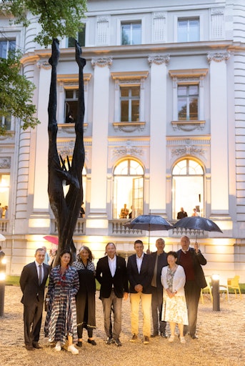 Vorschau Bild von Gartenfest des Complexity Science Hub am 2. Juni 2025 – mit
Enthüllung der Giordano-Bruno-Skulptur und hochkarätiger
Podiumsdiskussion.