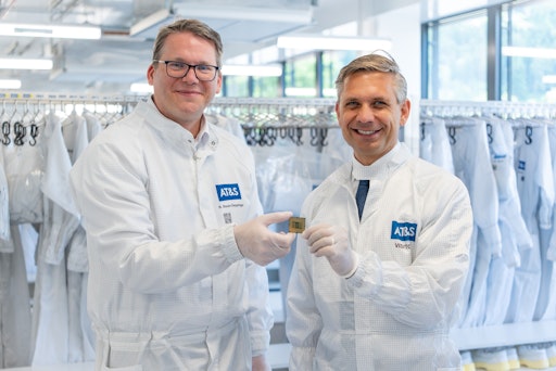 Vorschau Bild von Wirtschaftsminister Wolfgang Hattmannsdorfer mit Nikolaus
Bauer-Öppinger, dem Direktor des neuen Werks