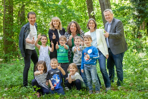  Alle freuen sich auf die neue Waldgruppe im Kindergarten
Vogeltenngasse 2 in Ottakring: NRAbg. Christian Oxonitsch,
Vorsitzender der Wiener Kinderfreunde, die Ottakringer
Bezirksvorsteherin Stefanie Lamp, Kindergartenleiterin Sabine Mucha,
Kinderfreunde-Bereichsleiterin Anja Burda, Kinderfreunde
Geschäftsführer Daniel Bohmann und die Kindergartenkinder
