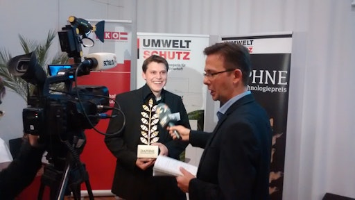 Vorschau Bild von Ing. Roland Klauss erhielt den begehrten Umweltpreis "Daphne".
Damit werden Unternehmen ausgezeichnet, die technologisch und
ressourceneffizient am Markt agieren.