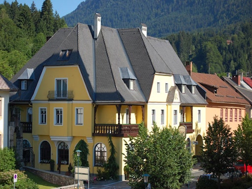 Vorschau Bild von Der AAE Campus in Kärnten, am Stammsitz des traditionsreichen
Familienunternehmens AAE, hat sich zu einem Zentrum für technische
Innovation, Nachhaltigkeit und unternehmerischen Aufbruch
entwickelt. Alpen Adria Energie Campus AAE Campus Kötschach 66 9640
Kötschach-Mauthen info@aae.at www.aae.at