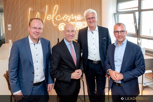 vLnR: Jürgen Zehetmaier, Gründer und Eigentümer der msg Gruppe,
Martin Kocher, Bundesminister für Arbeit und Wirtschaft, Georg
Krause und Klaus Sickinger, Vorstände der msg Plaut Gruppe
