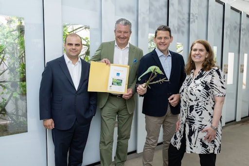 Markus Neubrand, Stephan Hering-Hagenbeck, Georg Winter, Petra
Steininger mit dem Mount-Kenia Dreihornchamäleon im Tiergarten
Schönbrunn.