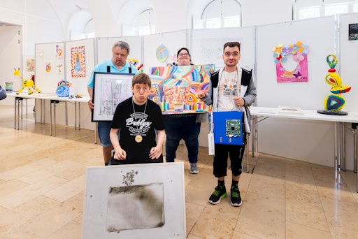  Die Gewinner*innen des Kreativwettbewerbs 2025 mit ihren
Kunstwerken.