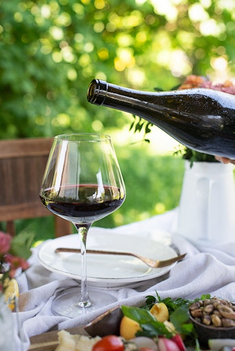 Vorschau Bild von Gekühlter österreichische Rotwein wird eingeschenkt