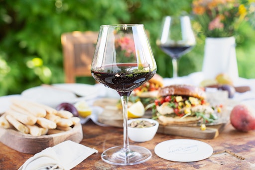  Gekühlter Rotwein auf einem sommerlichen Tisch