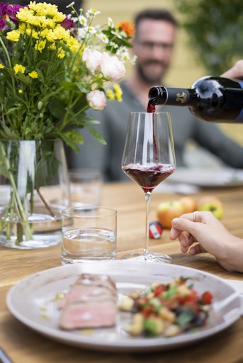 Vorschau Bild von Gekühlter österreichischer Rotwein beim Grillen