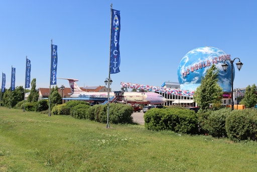 Vorschau Bild von Die auch Sonn- und Feiertagen geöffnete Family City umfasst
530.000 Quadratmeter und liegt 45 Autominuten von der Wiener
Stadtgrenze entfernt.