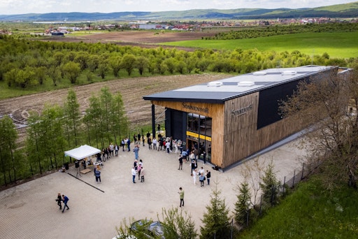 Vorschau Bild von Das Schwesterunternehmen in Rumänien hat ein neues Lager
inklusive Büros bekommen. Hier konnten drei neue Arbeitsplätze
geschaffen werden.