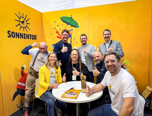 Vorschau Bild von Start für die Franchise-Expansion in Deutschland. Die Teams von
SONNENTOR und StarDev bei der feierlichen Vertragsunterzeichnung.