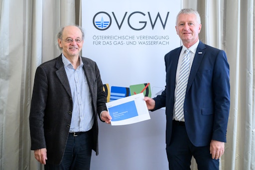  Im Bild v.l.n.r.: Wolfgang Forcher von Hoffmann & Forcher
Marketing Research und ÖVGW-Vizepräsident Mag. Nikolaus Sauer,
Sprecher des Wasserfachs