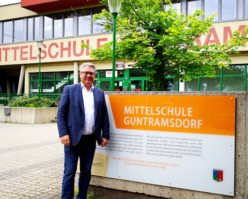 Bürgermeister Robert Weber vor der Mittelschule.
