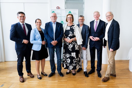  Am Foto zu sehen sind von links nach rechts: Alexander Burz
(stellvertretender Büroleiter des DVSV), Claudia Neumayer-Stickler
(Vorsitzende des DVSV), Günter Leutgeb (Vorsitzender der
Hauptversammlung und des Prüfungsausschusses der ÖGK), Theresia
Meier (Obmann-Stellvertreterin der SVS), Manfred Brunner
(Vorsitzender des Landesstellenausschusses Vorarlberg und Mitglied
der Hauptversammlung der ÖGK), Peter McDonald (stellvertretender
Vorsitzender des DVSV) und Jan Pazourek (Büroleiter des DVSV).