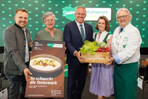 Vorschau Bild von STG-Geschäftsführer Michael Feiertag, Landeshauptmann Mario
Kunasek und Chefkoch Willi Haider präsentieren die ausgezeichneten
Kulinarium Steiermark-Betriebe 2025-2028: Seit Beginn 2006
durchgehend ausgezeichnet llse Blachfellner-Mohri (Der Eberhard,
links) und neu seit 2025 dabei Lisa Rainer (der trautentalwirt,
rechts)