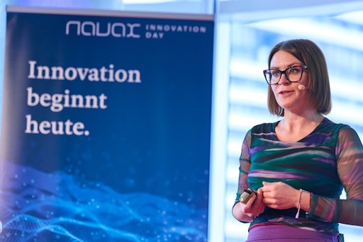 Vorschau Bild von Carina Zehetmaier, KI-Entrepreneurin und Preisträgerin: "KI
bietet enorme Chancen, bringt aber auch Risiken mit sich – deshalb
ist es entscheidend, Kompetenzen aufzubauen, kritisch zu
hinterfragen und klare ethische Leitlinien zu setzen."