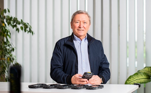  Mag. Rainer Schwarz, Geschäftsführer von DPD Österreich mit dem
neuen Scanner