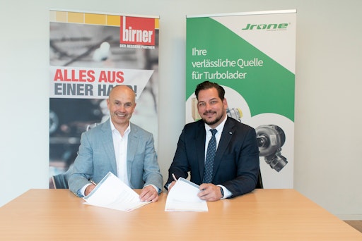 Vorschau Bild von Franz Lettner, Geschäftsführung Birner GmbH, und Dirk König,
Prokurist OE Germany GmbH, bei der Vertragsunterzeichnung zur
Partnerschaft.