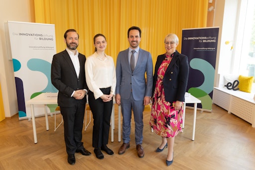  Im Bild von links: Jakob Calice, Vorstand Innovationsstiftung für
Bildung, Mira Langhammer, Bundesschulsprecherin, Christoph
Wiederkehr, Bundesminister für Bildung, Sabine Scheffknecht, Leitung
Schule im Aufbruch