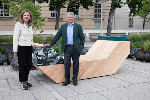  Bettina Leidl, Direktorin des MuseumsQuartier Wien, und
ÖBf-Vorstandssprecher Georg Schöppl beim Auftakt zu RealiTree im
Wiener MuseumsQuartier