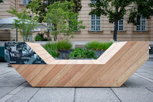 Vorschau Bild von Erstmals aus heimischem Lärchenholz gefertigten Enzis machen im
MuseumsQuartier Wien auf RealiTree aufmerksam