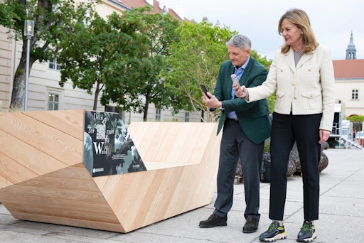 Vorschau Bild von ÖBf-Vorstandssprecher Georg Schöppl und Bettina Leidl, Direktorin
des MuseumsQuartier Wien, beim Auftakt zu RealiTree im Wiener
MuseumsQuartier