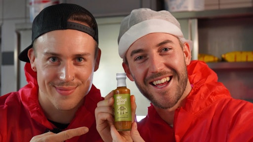 Österreichs internationaler Chili-Champ Tommy Hlatky siegt
gemeinsam mit dem bekannten Content-Creator AustrianKiwi bei den
„European Hot Sauce Awards 2025“ in Berlin mit der neuen Chili-Sauce
„nur a bissi schaf“.