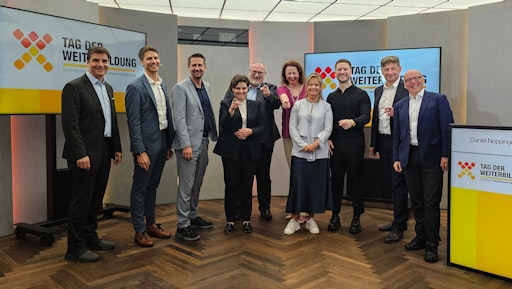  Gemeinsames Gruppenfoto der Plattformer:innen und der
Speaker:innen.