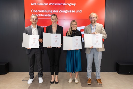 Vier weitere Absovent:innen konnten den seit April 2015
bestehenden APA-Campus Wirtschaftslehrgang kürzlich erfolgreich
abschließen: Julian Kern (profil), Barbara Ebinger (ORF), Vanessa
Gruber (ORF), Oskar Kveton (freier Journalist).
