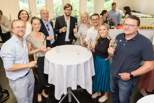 Vorschau Bild von v.l.: Oskar Kveton (freier Journalist), Hildegard Suntinger
(Teilnehmerin APA-Campus Wirtschaftslehrgang), Barbara Ebinger
(ORF), Werner Raza (öfse, Vortragender APA-Campus
Wirtschaftslehrgang), Christoph Schlemmer (APA, Lehrgangsleiter
APA-Campus Wirtschaftslehrgang), Christa Gruber (Produktmanagerin
APA-Campus Wirtschaftslehrgang), Julian Kern (profil), Vanessa
Gruber (ORF), Alfred Bankhamer (Teilnehmer APA-Campus
Wirtschaftslehrgang).