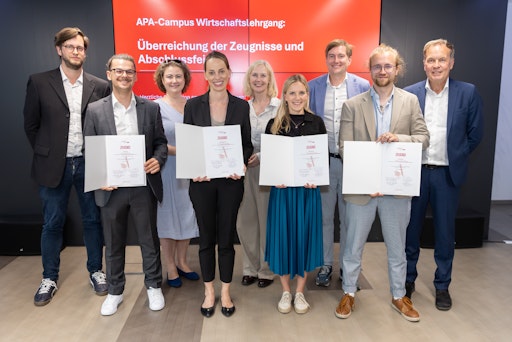 Vorschau Bild von https://www.apa-fotoservice.at/galerie/39303 v.l.n.r.: Christoph
Schlemmer (stv. Ressortleiter APA-Wirtschaftsredaktion,
Lehrgangsleiter APA-Campus Wirtschaftslehrgang), Julian Kern
(profil, Absolvent APA-Campus Wirtschaftslehrgang), Julia
Wippersberg (GF APA-OTS Originaltext-Service GmbH), Barbara Ebinger
(ORF, Absolventin APA-Campus Wirtschaftslehrgang),