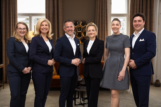 Führungsteam Schütze Public Results: v.l.n.r._Lisa
Koppitsch_Silvia Braunöck-d´Orazio_Gregor Schütze_Felicitas
Herberstein_Irene Makovec_Ludwig Reiter