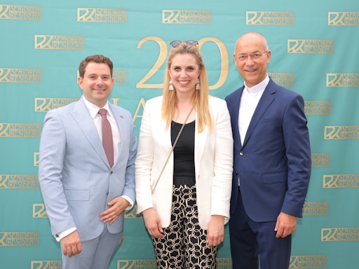 CEO Thomas Ebm mit Landtagsabgeordnete Mag. Marlene Zeidler-Beck
und Dompfarrer Toni Faber