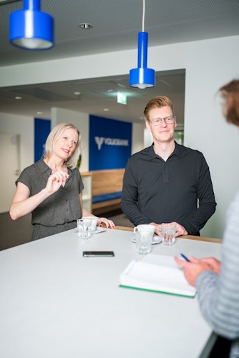 Vorschau Bild von Bild 02: Sonja Schörgenhofer, Leitung Marketing und Kommunikation
der VOLKSBANK WIEN AG, Fedja Burmeister, Gründer von The Odd ©
Stefan Seelig