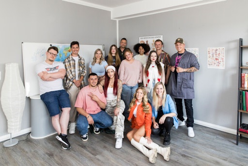vorne v.li.: Giuseppe Donato als Pepe, Aline Jost als Thea,
Lourene Gollatz als Jacqueline, Jessica Faust als Jessi hinten
v.li.: Marius Geuking als Tobias, Melvin Eisenstein als Benny, Lara
Raulfs als Ruby, Pauline Raschewski als Leonie, Thomas Adamek als
Dietrich, Janina André als Rosa, Kimberly Jung als Summer, Rita
Schiller als Svenja, Henry Schmidt als Leonard, Kevin Reumann als
Felix // Weiterer Text über ots und www.presseportal.de/nr/6605 /
Die Verwendung dieses Bildes für redaktionelle Zwecke ist unter
Beachtung aller mitgeteilten Nutzungsbedingungen zulässig und dann
auch honorarfrei. Veröffentlichung ausschließlich mit
Bildrechte-Hinweis.