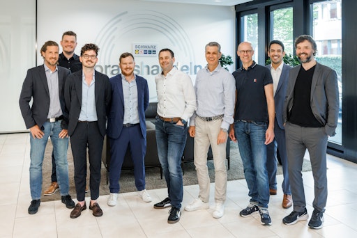 Vorschau Bild von Strategische Partnerschaft Schwarz Digits x MaibornWolff Foto
(v.l.n.r.) Michael Harrer (MaibornWolff, Head of Department DevOps &
Cloud Native) Johann Baermann (Schwarz Digits, Partner Sales Manager
STACKIT Tobias Götz (MaibornWolff, Head of Strategy & Innovation)
Nico Kollmar (Schwarz Digits, Cross Sales Manager Schwarz Digits)
Robin Hermann (Schwarz Digits, Geschäftsleiter STACKIT) Markus
Karcher (Schwarz Digits, Geschäftsleiter Infrastructure & Operations
Schwarz IT KG) Alexander Hofmann (MaibornWolff, Chief Technology
Officer) Gabriel Becker (Schwarz Digits, Teamleiter Sales STACKIT
Public Sector) Lenz Belzner (MaibornWolff, Chief AI Officer) //
Weiterer Text über ots und www.presseportal.de/nr/176941 / Die
Verwendung dieses Bildes für redaktionelle Zwecke ist unter
Beachtung aller mitgeteilten Nutzungsbedingungen zulässig und dann
auch honorarfrei. Veröffentlichung ausschließlich mit
Bildrechte-Hinweis.