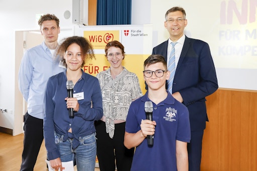 Vorschau Bild von Bei der Jugendgesundheitskonferenz in der Urania mit dabei waren
v.l.n.r.: Matthias Hümmelink, BA MPH (Mitglied der
WiG-Geschäftsführung), Lea (jugendliche Co-Moderatorin), Mag.a Maja
Sticker (WiG-Gesundheitsreferentin und Projektleiterin
„Jugendgesundheitskonferenz“), David (jugendlicher Co-Moderator) und
MMag. Markus Figl (Bezirksvorsteher Innere Stadt).