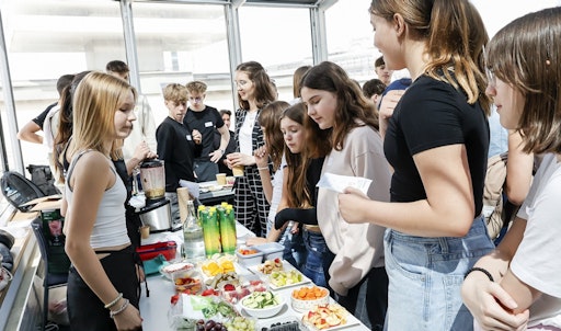 Vorschau Bild von Voller Energie für den Schulalltag: Mit anschaulichen Beispielen
und praktischen Tipps zeigten die teilnehmenden Jugendlichen, dass
gesunde Ernährung weder kompliziert noch langweilig sein muss.