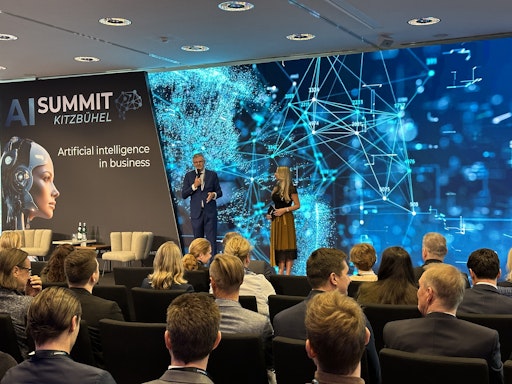 Vorschau Bild von Bürgermeister Dr. Klaus Winkler begrüßt die Gäste des AI Summit
Kitzbühel – ein Event, das internationale Innovation mit starker
regionaler Verankerung verbindet.