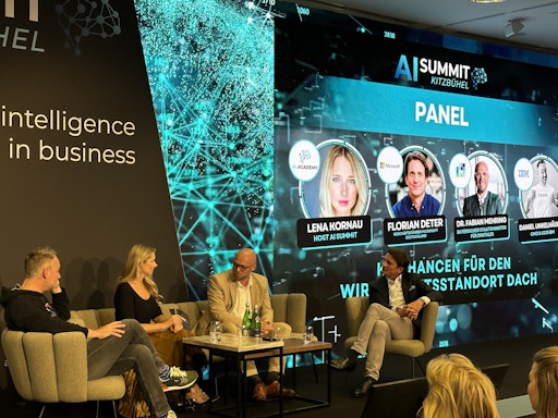 Vorschau Bild von © AI Summit Kitzbühel / STELLENBERG GROUPFührende Köpfe aus
Wirtschaft, Politik und Technologie diskutieren beim AI Summit
Kitzbühel über die Auswirkungen von Künstlicher Intelligenz auf den
Wirtschaftsstandort DACH. Im Bild (v.l.n.r.): Daniel Unkelhäußer
(CMO IBM DACH), Lena Kornau (Managing Director der Stellenberg Group
& Initiatorin des AI Summit), Dr. Fabian Mehring (Bayerischer
Staatsminister für Digitales) und Florian Deter (Managing Director
Microsoft Deutschland).