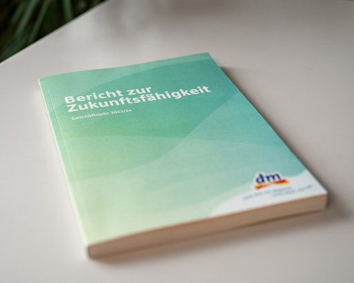Vorschau Bild von dm drogerie markt legt erstmals einen gemeinsamen
Nachhaltigkeitsbericht für alle 14 Länder der Gruppe vor – den
Bericht zur Zukunftsfähigkeit. Darin bekräftigt dm sein Ziel, bis
2045 Netto-Null-Emissionen zu erreichen.
