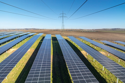 Vorschau Bild von Agri-PV-Anlagen wie hier im österreichischen Gaweinstal
ermöglichen die Doppelnutzung für Stromerzeugung und Landwirtschaft.