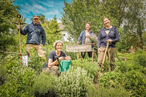 Vorschau Bild von Das Naturgarten-Team fördert Biodiversität am Frei-Hof und
natürlich auch auf anderen Grünflächen, die SONNENTOR am
Betriebsstandort im Waldviertel zur Verfügung stehen.