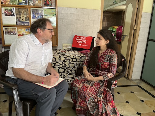 Als achtjähriges Mädchen wurde Siri Vennela von Jugend Eine
Welt-Projektpartnern in Indien aus dem Martyrium Kinderarbeit
befreit. Heute arbeitet die 21-Jährige als Kundenbetreuerin in einem
großen indischen Versicherungsunternehmen. Jugend Eine
Welt-Geschäftsführer Reinhard Heiserer hat Siri Vennela in Hyderabad
getroffen.
