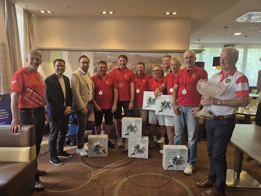 Vorschau Bild von Eines der Siegerteams der K&K Trophy mit den Veranstaltern.