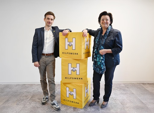  Das Wiener Hilfswerk stellt sich für die Zukunft neu auf und
erweitert seine Geschäftsführung. Neben Sabine Geringer, die seit
zehn Jahren erfolgreich als Geschäftsführerin des Wiener Hilfswerks
fungiert, übernimmt zusätzlich Simon Blatzer, bisheriger
stellvertretender Geschäftsführer, die gemeinsame Leitung der
Organisation.