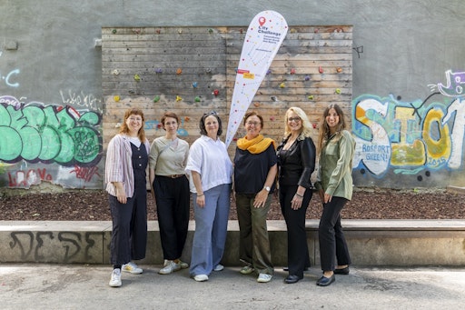 Vorschau Bild von v.l.n.r.: Sophie Augustin, MA (Projektmitarbeiterin queraum.
kultur- und sozialforschung), Mag.a Maja Sticker
(WiG-Gesundheitsreferentin), Mag.a Isabelle Uhl (Bezirksvorsteher-
Stellvertreterin Neubau), Mag.a Elfriede Hufnagl
(WiG-Abteilungsleiterin „Gesunde Stadt – Gesunde Regionen“), Julia
Eckelhart, BEd. MA. (Direktorin der Mittelschule Neubaugasse) und
Agnes Pissecker, MEd (Projektmitarbeiterin queraum. kultur- und
sozialforschung) machten sich ein Bild von der City Challenge
Neubau.