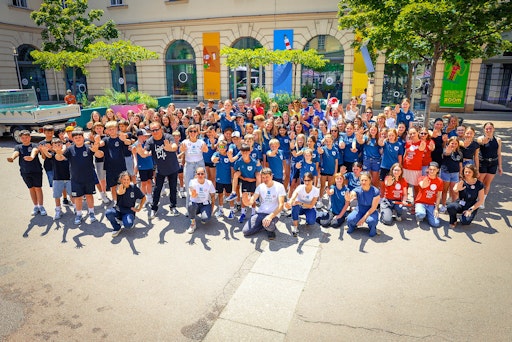  Schüler*innen aus Ried und Hartberg mit Ewald Pfleger bei der
tanzaktion gegen Kinderarbeit im MuseumsQuartier